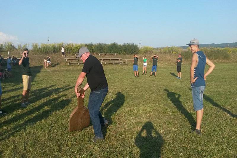 Huszonkét kilogrammos sulykot kell minél messzebbre dobniuk a versenyzőknek •  Fotó: Bokor Tibor