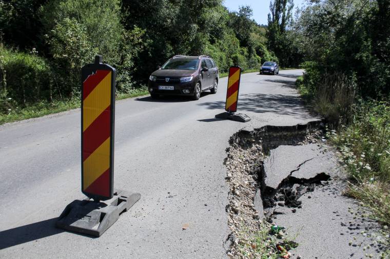 Nem csak az utat hozzák rendbe, a patak medrét is szabályozzák