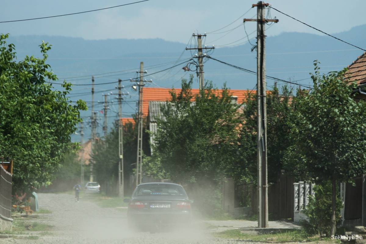 A tervek szerint három év múlva aszfalt lesz az Ifjúság utcában. A lakók már szabadulnának a portól •  Fotó: Pál Árpád