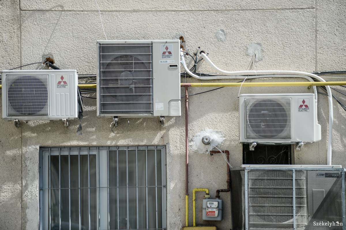 Kellemetlen klíma. A klímaberendezések folyamatos működése túlterhelheti az elektromos hálózatokat, ami áramszünetekhez vezethet •  Fotó: Barabás Ákos