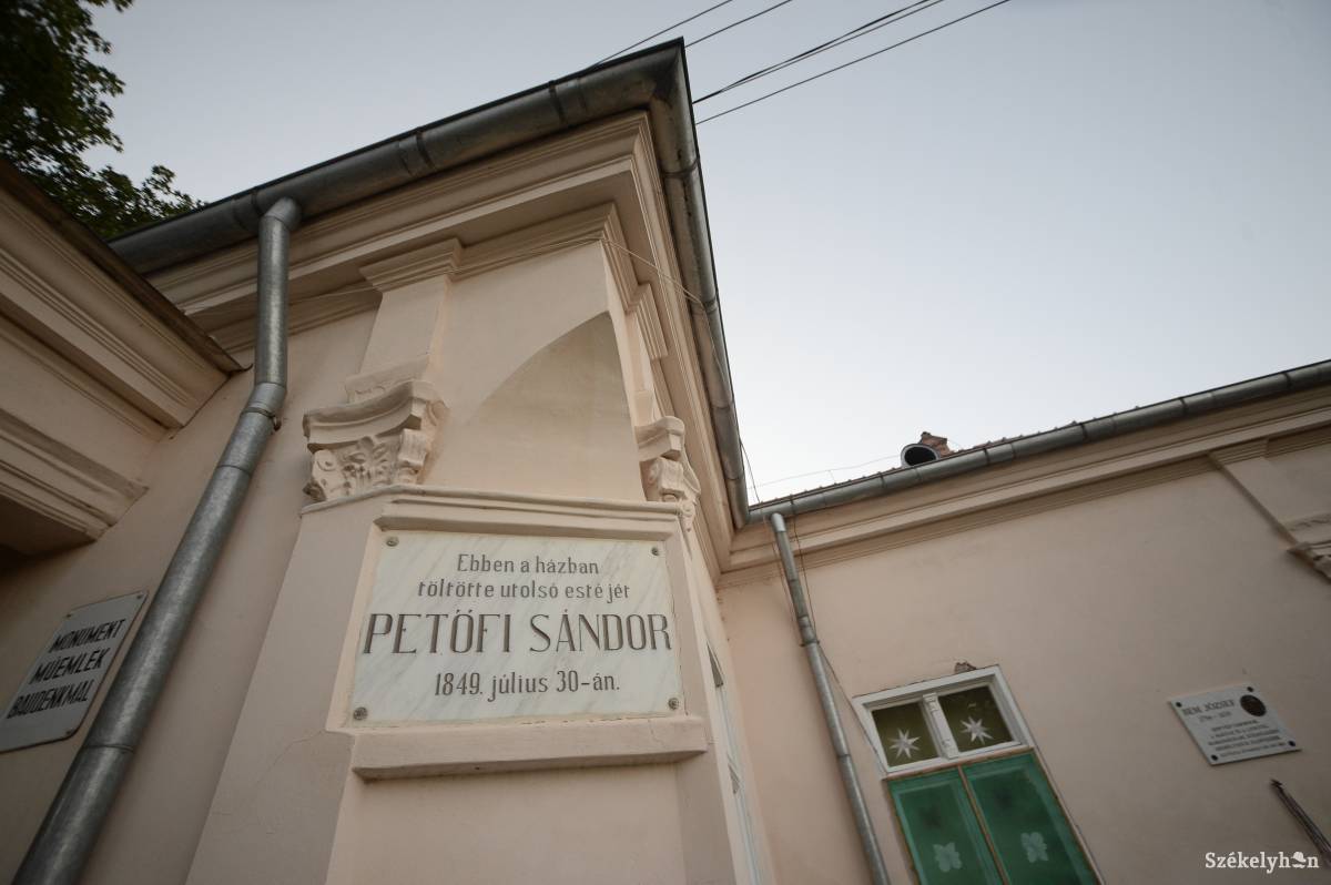 Bővülő Petőfi-kultusz. Szabadtéri tárlat nyílik a költőről a Gyárfás-kúria udvarán. Archív •  Fotó: Barabás Ákos