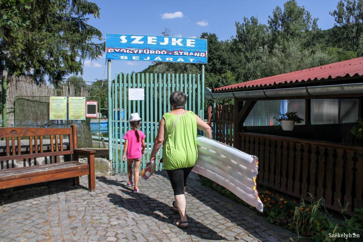 Csüggedt fürdőzni vágyók. Augusztus elején hirtelen bezárták a szejkei strandot •  Fotó: Pál Árpád