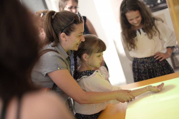 Versek nézve, tapintva, belélegezve – Csíkban a Weöres-tárlat