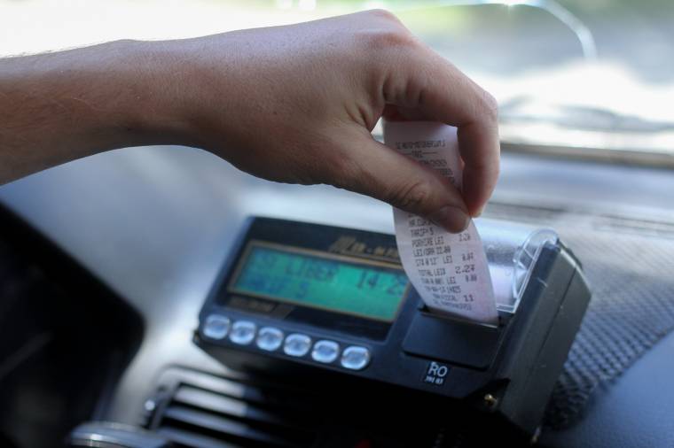 Lefújták a fuvarozók tüntetését – törvénymódosítást ígér a kormány, szabályozást vár az Uber