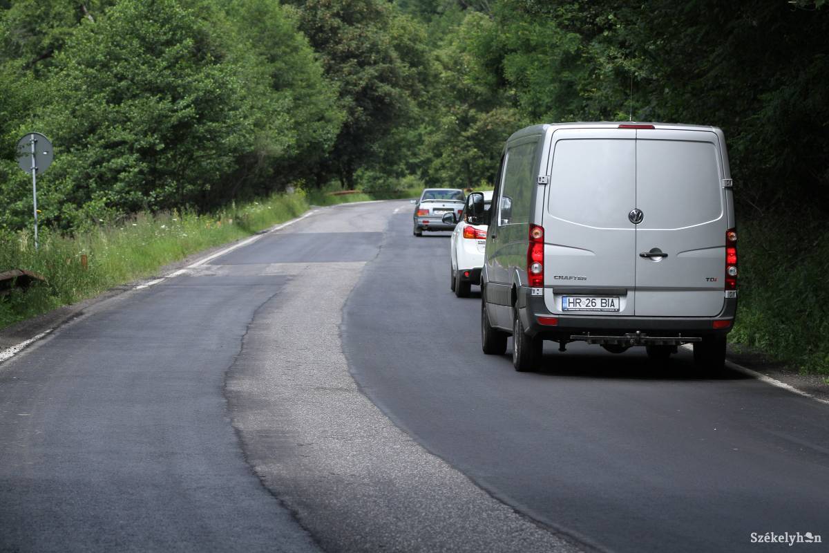 Az útjelzések felfestése még hátravan •  Fotó: Pál Árpád