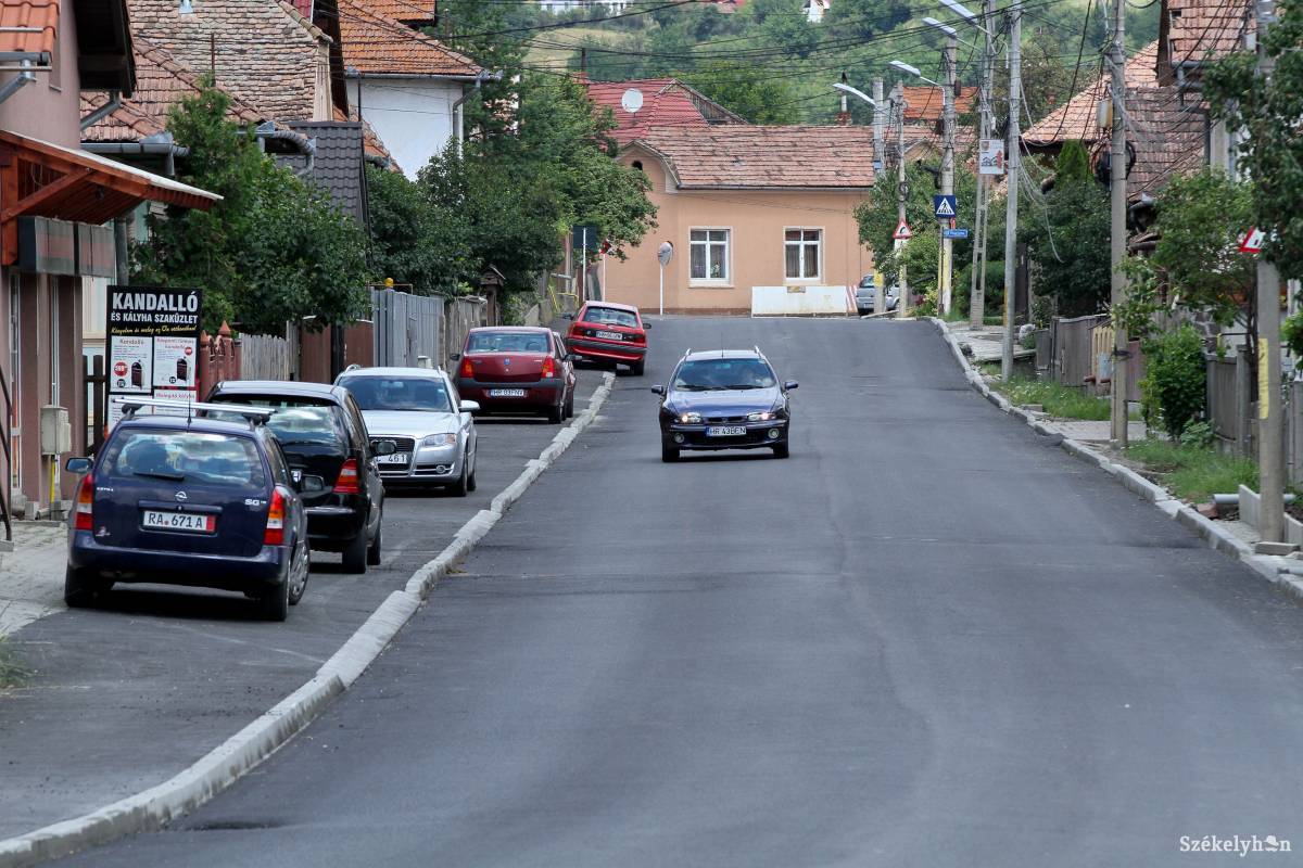 A Hunyadi János utca júliusban. Frissen leaszfaltozva •  Fotó: Pál Árpád