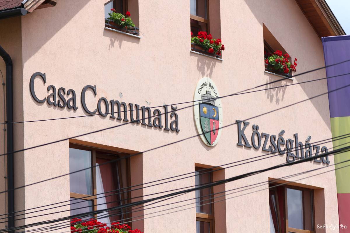 Nincs már vitatott felirat a községháza homlokzatán. Súlyos következmények lehetnek. Korábbi felvétel •  Fotó: Pál Árpád