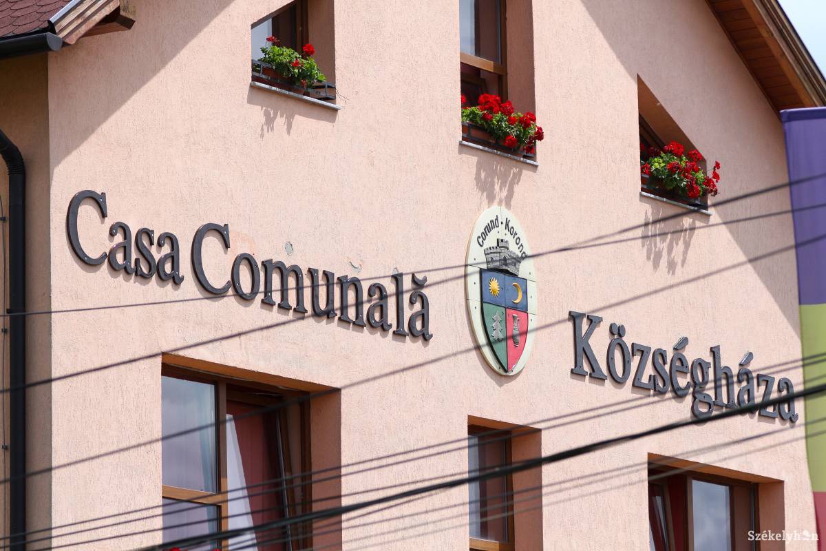 Kitartottak a Községháza felirat mellett. Inkább a román megnevezést módosították •  Fotó: Pál Árpád