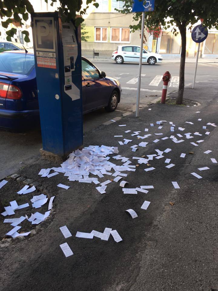 Jegyszőnyeg a járdán •  Fotó: Pethő Attila