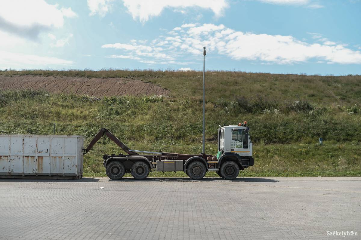 Le- és felpakolni, újra meg újra. Országos terv. Illusztráció •  Fotó: Barabás Ákos