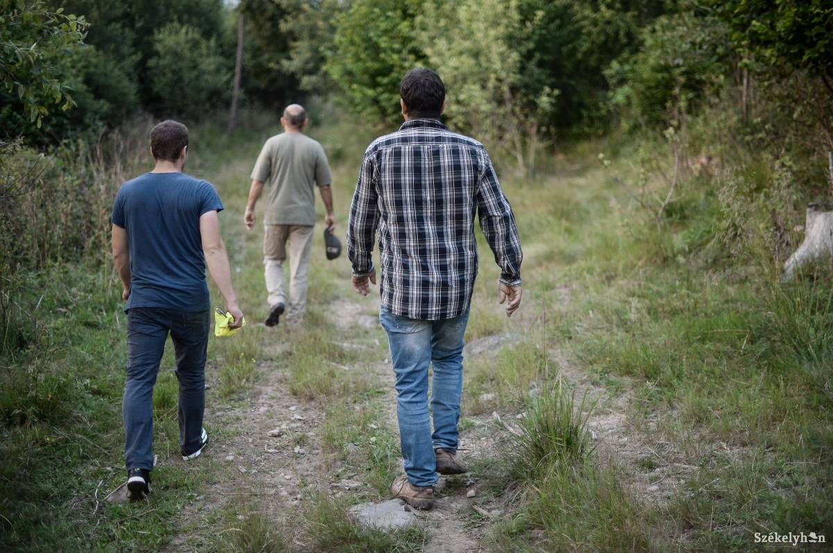 A túrázók nem ártanak senkinek, de a törvény nem tehet különbséget köztük
és a fatolvajok vagy szemetelők között &bullet;  Fotó: Barabás Ákos