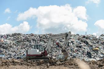 Bepereli az EB Romániát az engedéllyel nem rendelkező hulladéklerakók be nem zárása miatt