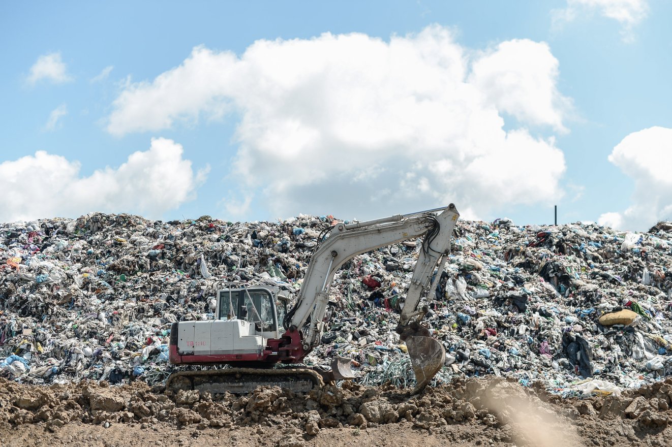 Bepereli az EB Romániát az engedéllyel nem rendelkező hulladéklerakók be nem zárása miatt