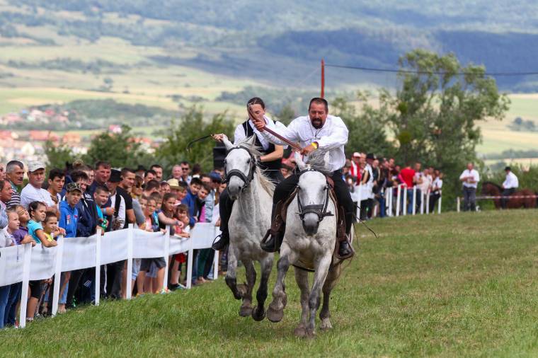 Oklánd községben döntik el, hogy ki lesz a győztes lovas