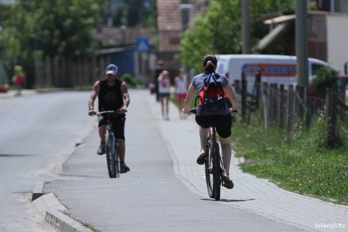 Építik a kerékpárút következő szakaszát. Keresztúr Udvarhely felőli bejáratától a központig tart majd •  Fotó: Pál Árpád