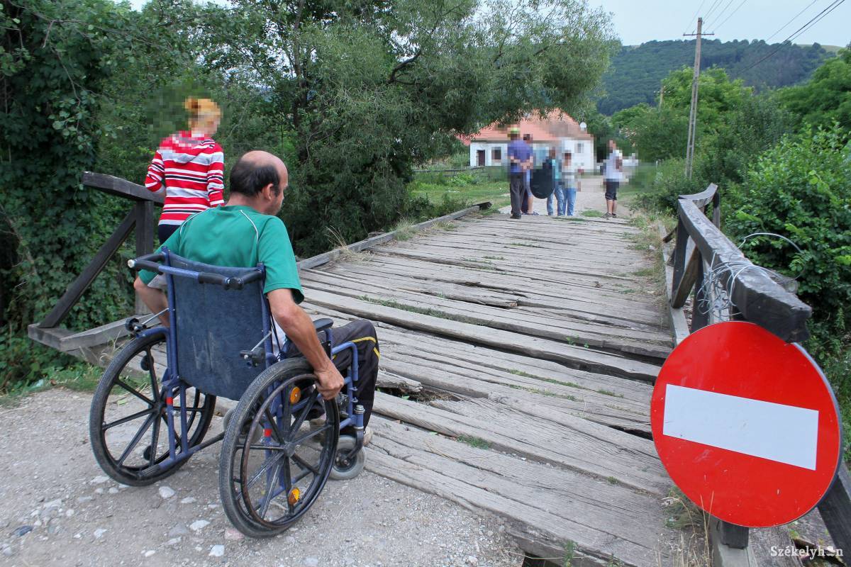 Életveszélyes átkelni a fahídon •  Fotó: Pál Árpád
