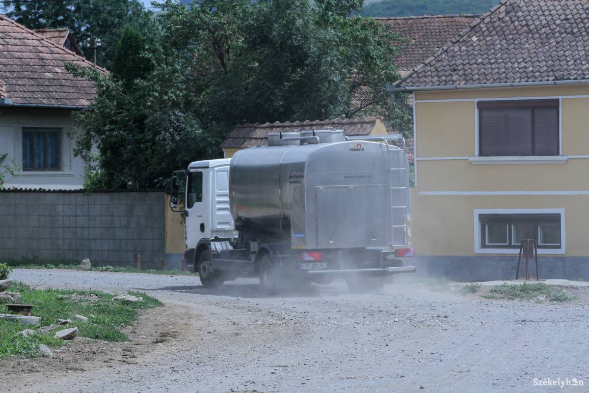 A faluban is aszfaltoznak majd Homoródszentmártonban. Ha elkészül az új út, megszűnik a por •  Fotó: Pál Árpád
