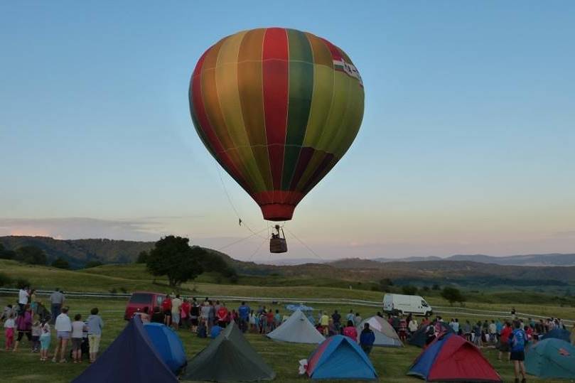Egyszerre nyolc-tíz gyermekkel szállt magasba a hőlégballon •  Fotó: Mihálydeák Antal