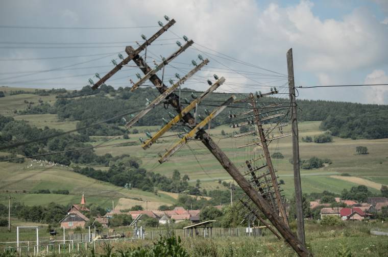 Kidőlt póznák miatt nem tudnak dolgozni a földeken