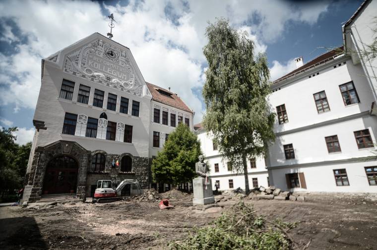 Átalakítják a református kollégium udvarát