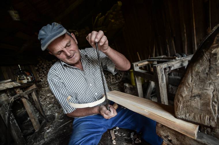 Varságon még élő hagyomány a zsindelykészítés