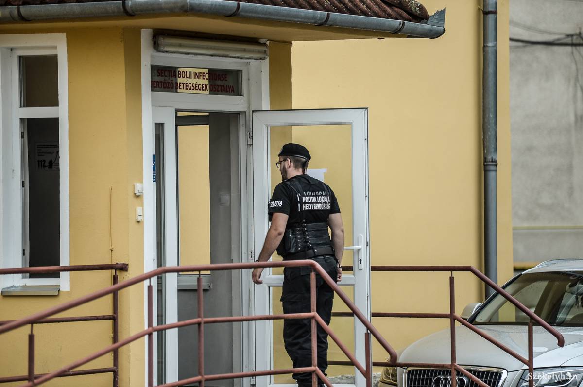A helyi rendőrség biztosítja, hogy a fertőzőosztály betegei betartsák a járványügyi szabályokat •  Fotó: Barabás Ákos