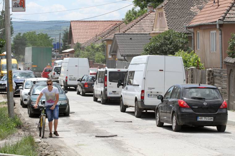 Betelt a pohár, autóikkal zárták le az utcát a lakók Székelyudvarhelyen