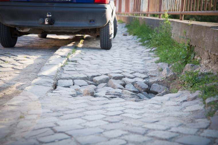Balesetveszélyes a közlekedés a megsüllyedt macskakövön