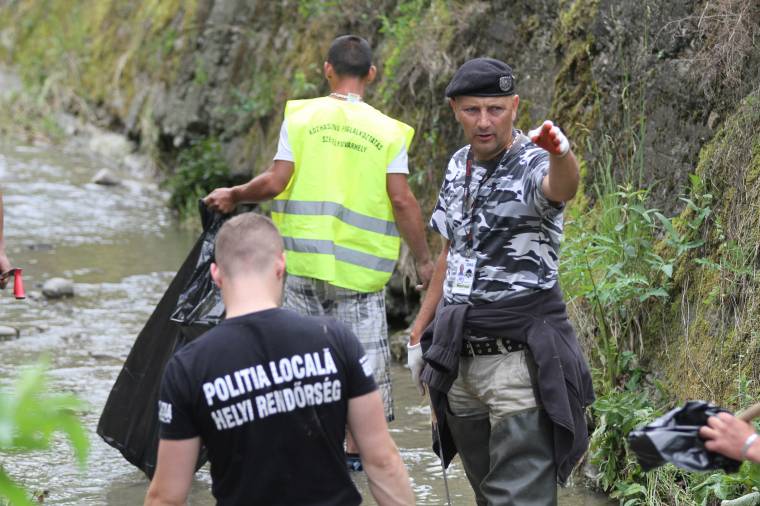 Illegálisan bekötött vezetékekből ömlik a szennyvíz a patakba