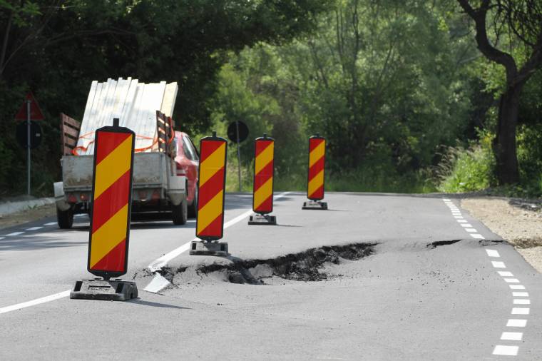 Napról napra romlik az út állapota Tibód határában