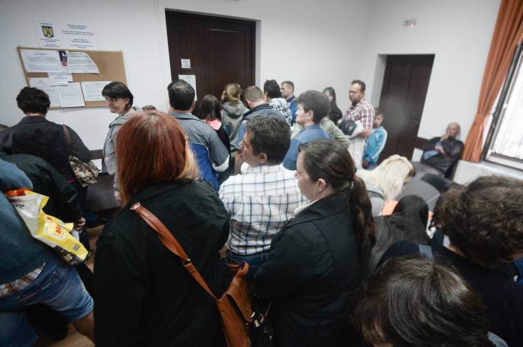 A kérelmek magas száma miatt meghosszabbítják az ügyfélszolgálati programot az útlevélosztályokon