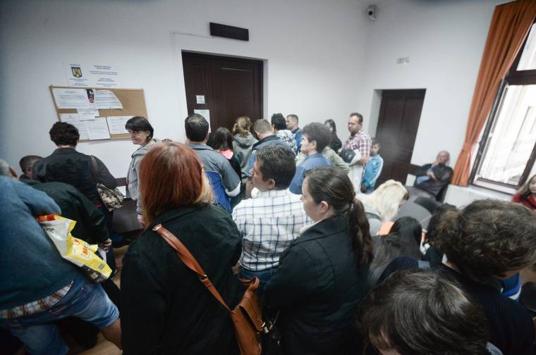 Tízéves érvényességű román útlevelet adnának a 25 évnél idősebb igénylőknek