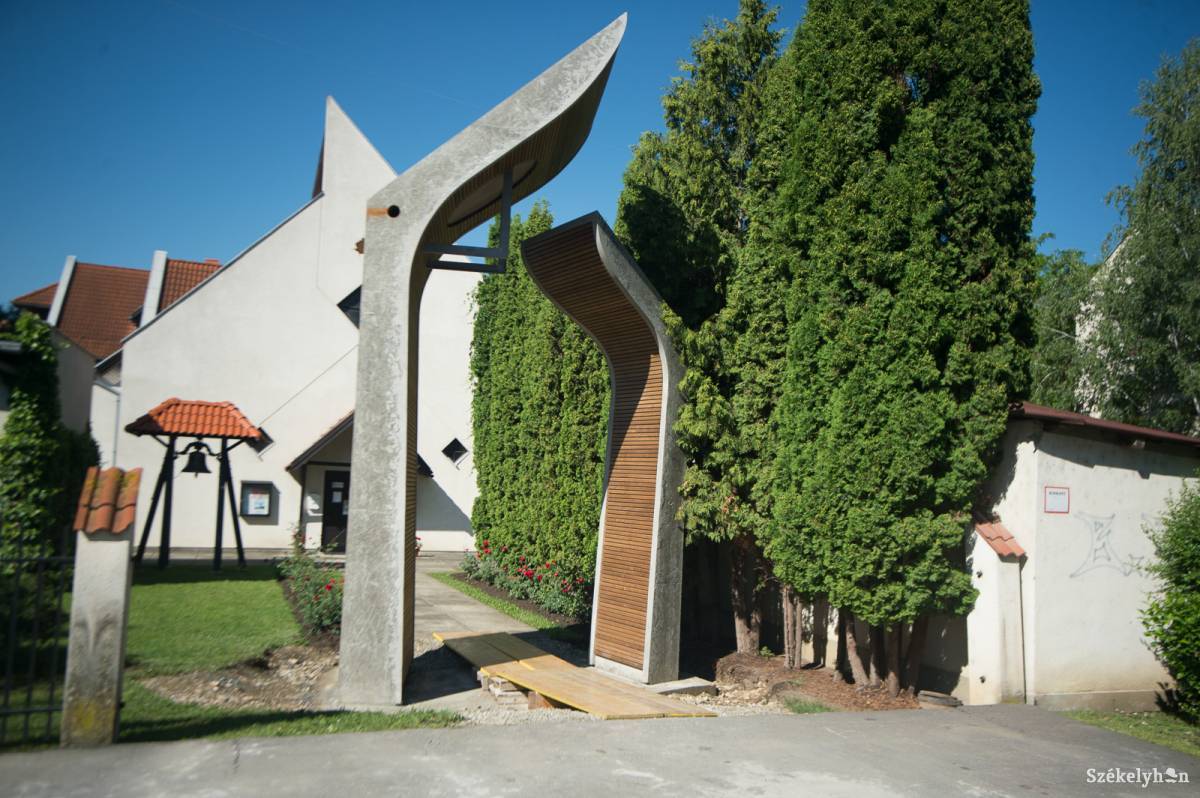 A harangláb-kapu állításának folyamát végigkövette a gyülekezet. Archív •  Fotó: Barabás Ákos