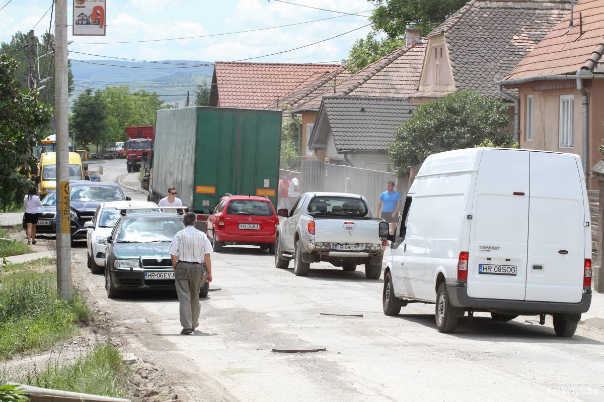 Lezárták az utat. A por és a megnövekedett forgalom miatt tiltakoztak •  Fotó: Pál Árpád