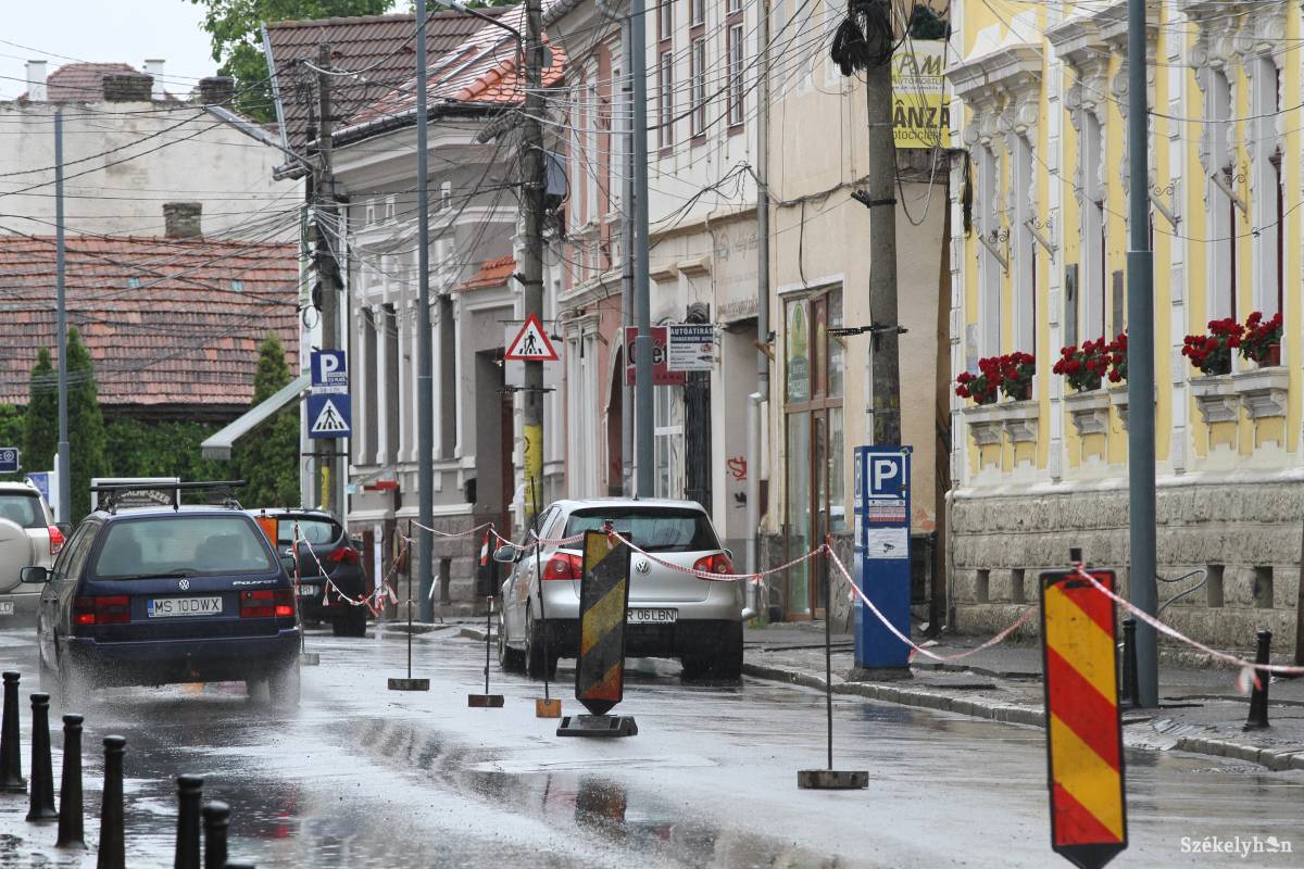 Folytatnák a villanykábelek földbe helyezését •  Fotó: Pál Árpád