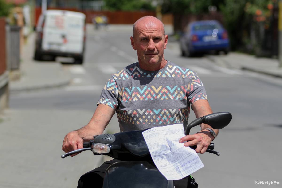 Szélmalomharc. A törvény értelmében az úttesten, a rendőr szerint a biciklisávon kellett volna közlekednie robogóján •  Fotó: Pál Árpád