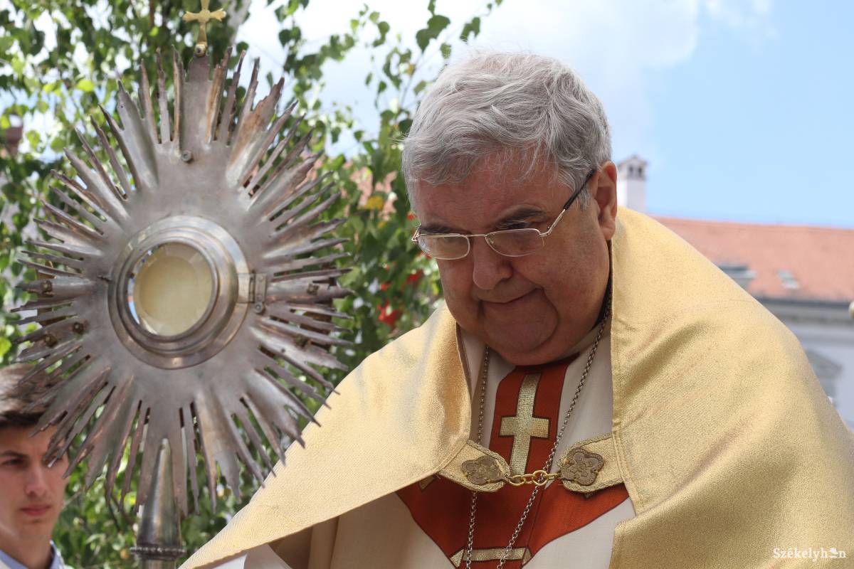 Az udvarhelyi úrnapi kikerülésen a mindenkori főpásztor viszi az Oltáriszentséget. Archív •  Fotó: Pál Árpád