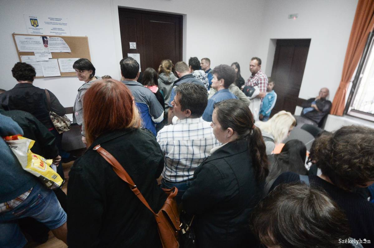 Okmányra várva. Az üdülési szezonban megnövekszik a forgalom az útlevélosztályon &bullet;  Fotó: Barabás Ákos