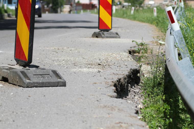 Rendbe hozzák a leszakadt megyei utat Lövétén