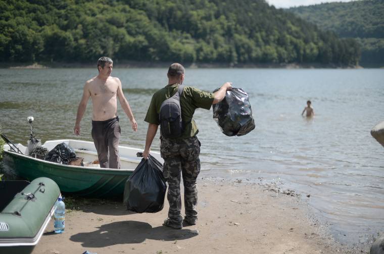 Medvevonzó a vízparton hagyott szemét