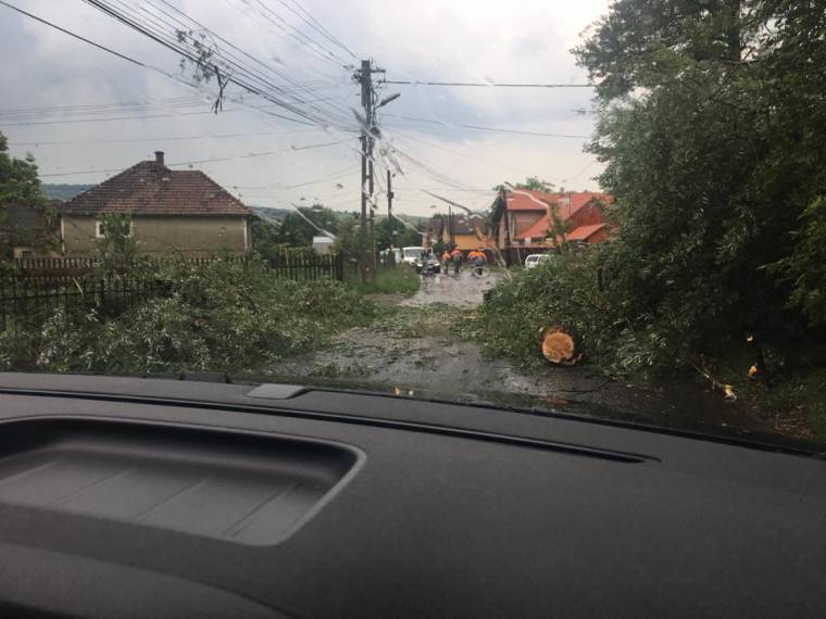 Nem kímélte Udvarhelyszéket a péntek délutáni vihar – fák dőltek az utakra