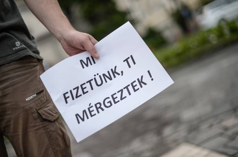 Így tüntettek a Cekend-tetői szennyezés ellen