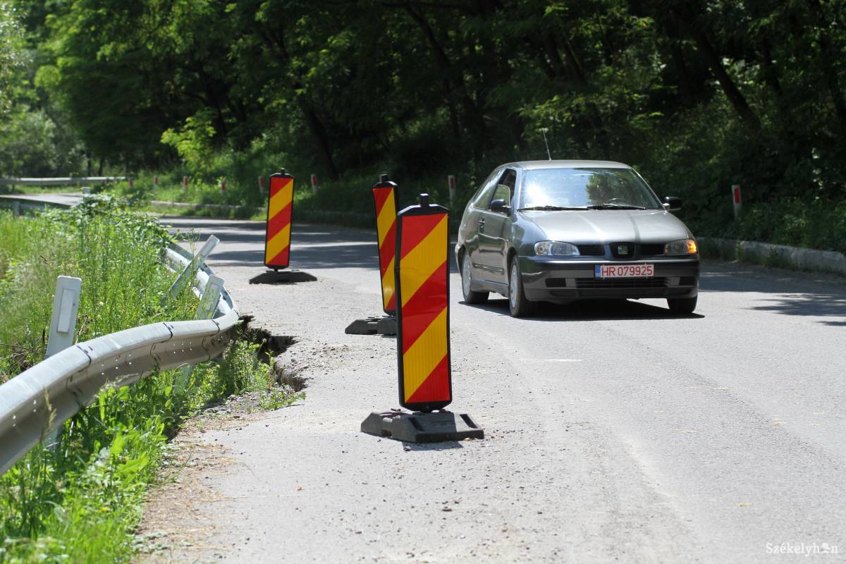 Jelenleg táblák jelzik az egy éve omladozó útszakaszt •  Fotó: Pál Árpád