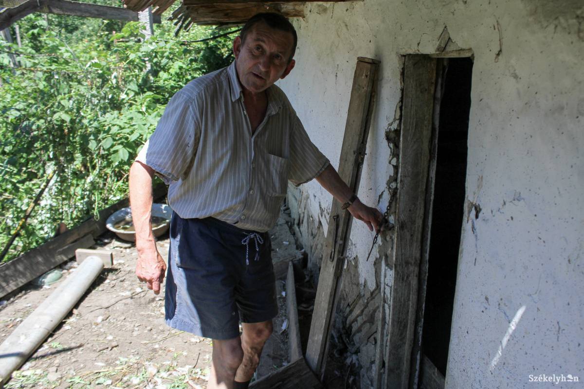 A tyúkól betört ajtaját mutatja a károsult. Tíz szárnyasát ölte meg egy medve •  Fotó: Pál Árpád