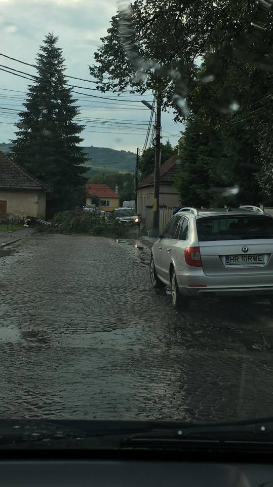 A bethlenfalvi templom előtt •  Fotó: Udvarhelyszéki Közlekedési Info