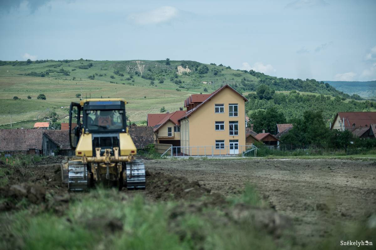 Jelenleg az új játszótér készül •  Fotó: Barabás Ákos