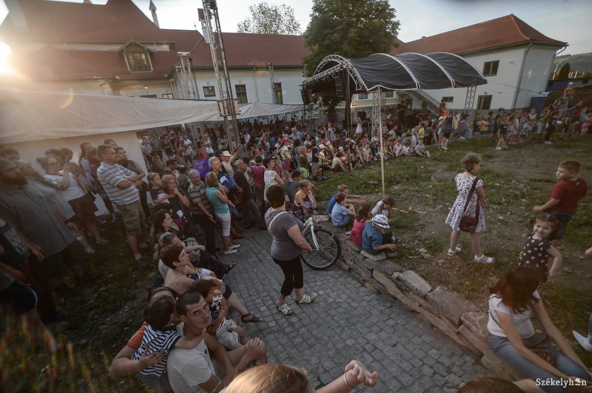 Családosok, párok, fiatalok és idősebbek is ellátogattak tavaly a Múzeumok Éjszakájára. Archív •  Fotó: Barabás Ákos