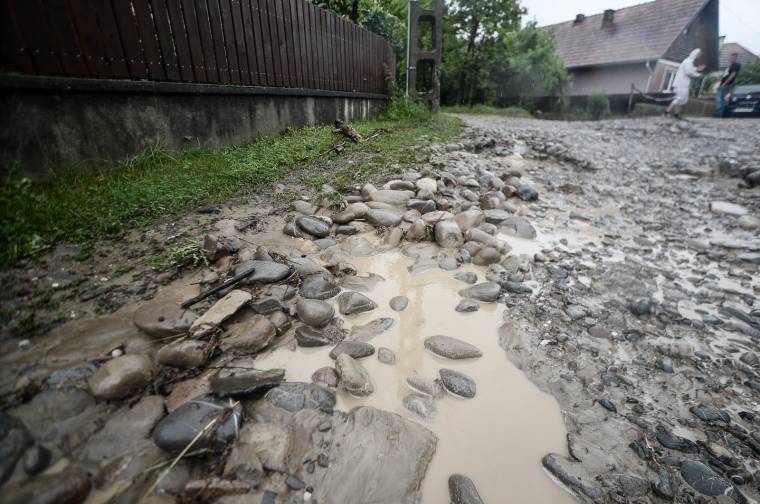 Törmelék az úton, akadozik a forgalom a Békás-szorosban