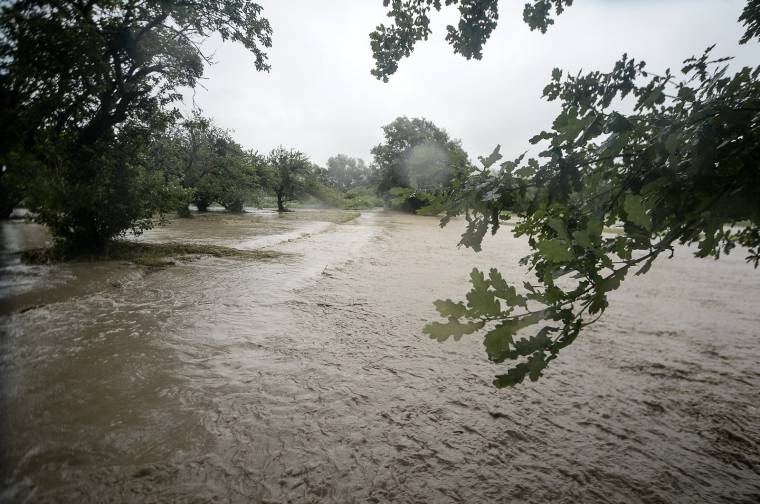 Árvízveszélyre figyelmeztetnek a Maros és az Olt folyókon is