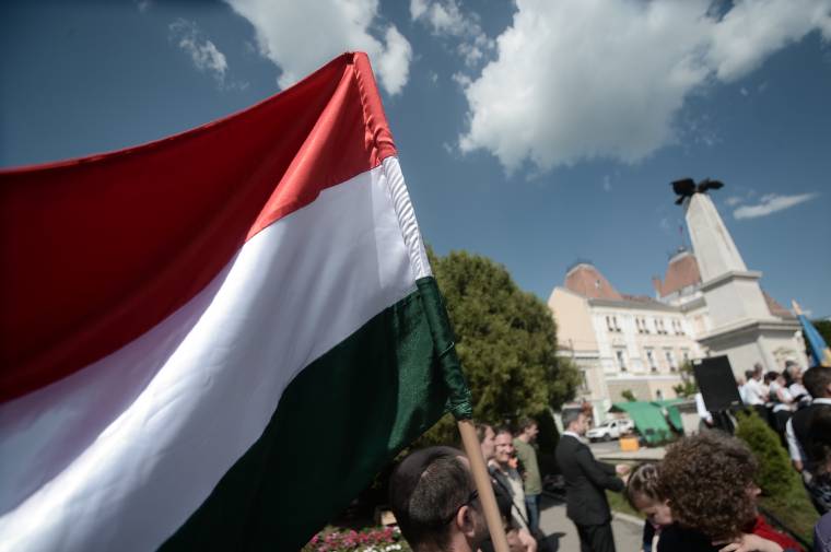 „Nem sebeket feltépni, megbékélni kellene”